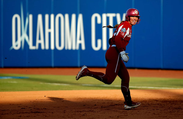 Oklahoma’s Grace Lyons (3) runs back to first base after hitting a single in the third inning. SARAH PHIPPS / THE OKLAHOMAN