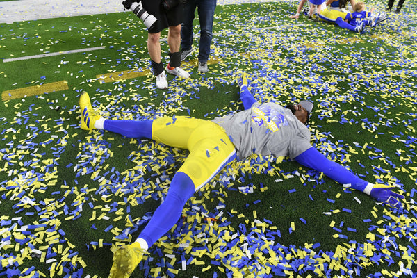Los Angeles Rams outside linebacker Von Miller (40) rolls around in confetti after the Los Angeles Rams defeated Cincinnati Bengals 23-20 in Super Bowl LVI at SoFi Stadium on Monday, Feb. 8, 2016 in Inglewood, CA. Wally Skalij / Los Angeles Times