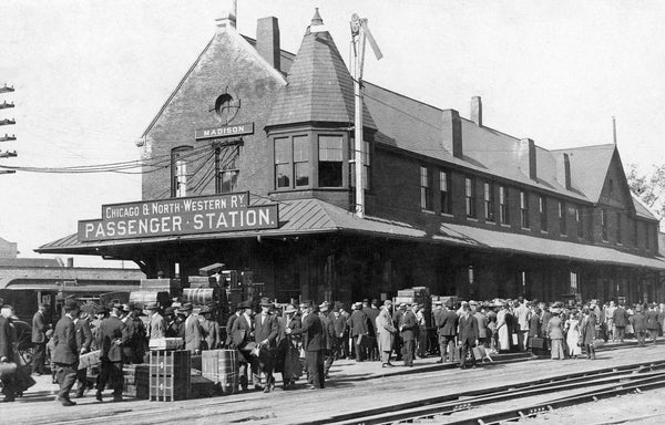 University of Wisconsin students at the Chicago and Northwestern Railroad station at 219 South Blair Street at East Wilson Street, May 19, 1910. Courtesy Dennis Bork
