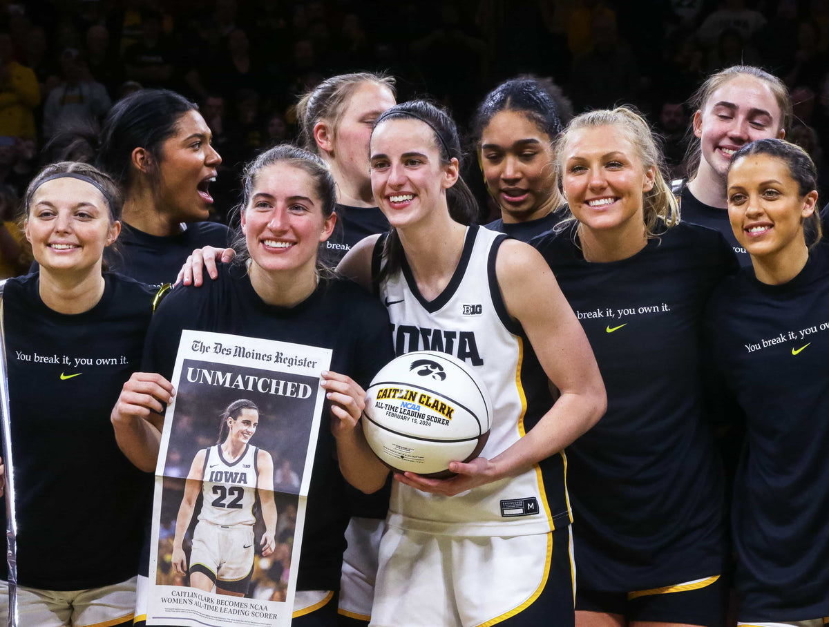 Iowa‘s Caitlin Clark (22) poses with teammates after breaking the NCAA all-time scoring record on Feb. 15, 2024. Julia Hansen / Des Moines Register