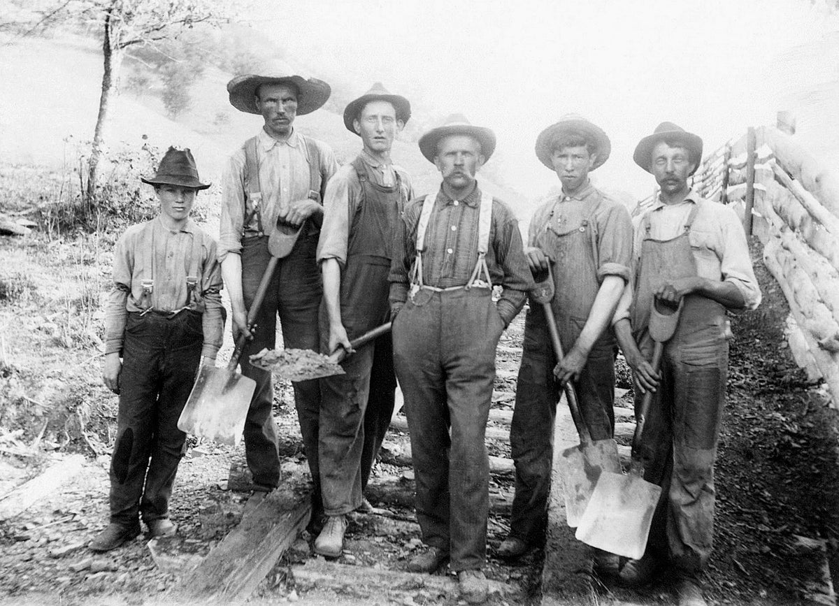 Employees at Wood Rail Railroad Lumber Mill in Chatham Hill, VA, circa 1915. Courtesy Museum of the Middle Appalachians, Totten Collection