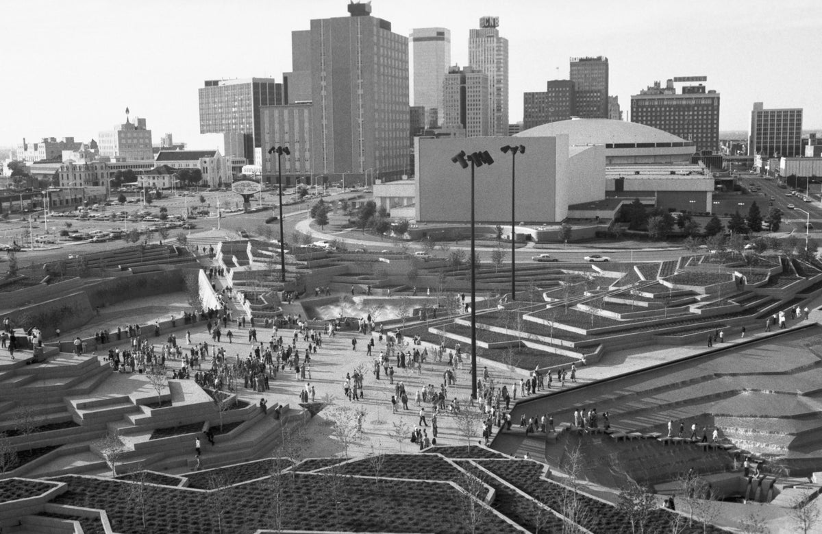 Fort Worth Water Gardens during its opening and dedication ceremonies on October 16, 1974. Courtesy Fort Worth Star-Telegram Collection, Special Collections, UT Arlington Libraries