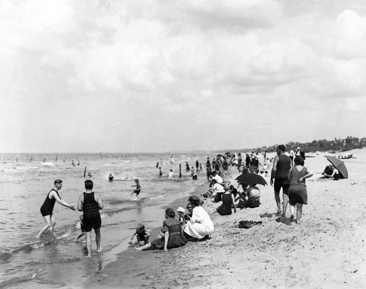 Beachgoers at Marquette Park, Gary, July 1, 1921. Courtesy Calumet Regional Archives, Indiana University Northwest