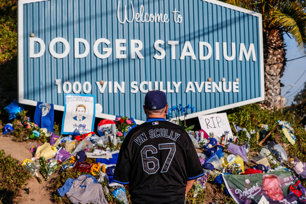 It didn’t take long before a shrine to Vin Scully appeared after the death of the man who called Dodgers games for 67 years. ROBERT GAUTHIER / LOS ANGELES TIMES