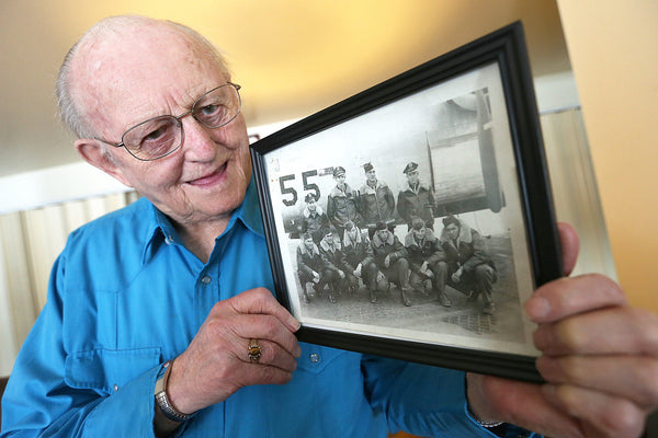 Paul E. Allan, at home in Springville with photo of his bomber crew, had flown above Hiroshima and Nagasaki in weeks before the atomic bombs were dropped on Japan.