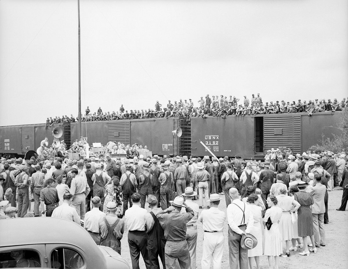 Crowd at flag presentation ceremony at the Havelock shops. Courtesy Nebraska State Historical Society / #RG2183.PH001943-000804-5