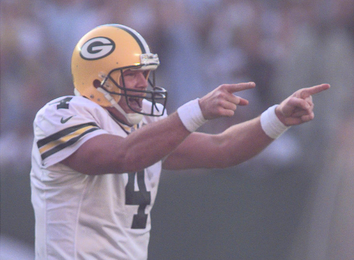 Brett Favre reacts to his first touchdown pass to Antonio Freeman in Super Bowl XXXII Jan. 25, 1998, in San Diego, Calif. The Packers lost to the Denver Broncos 31-24. Photo by Patrick Ferron/PackersNews.com