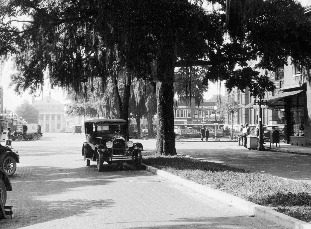 Gainesville street scene, 1926. Courtesy Library of Congress / LC-DIG-stereo-1s11551 