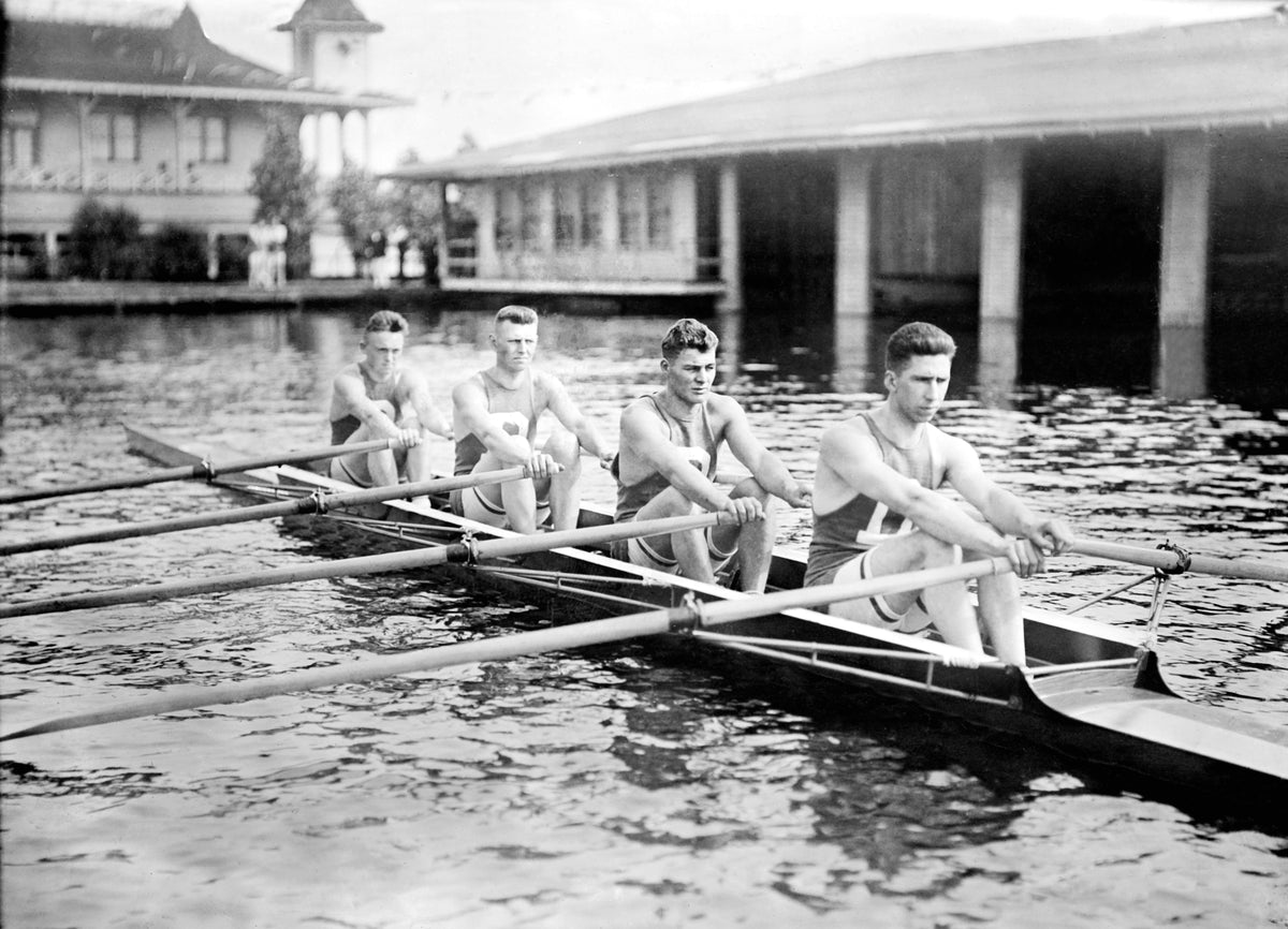 The Duluth Boat Club senior quad, Duluth, 1916. From left: Hall, Avons, Whiteside, Kent. Courtesy Library of Congress, Prints & Photographs Division, Bain News Service, Publisher