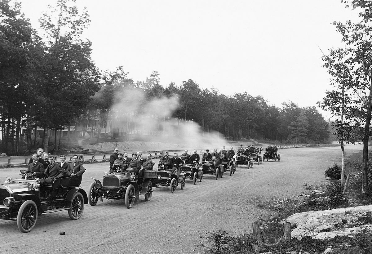Early motorists enjoying an outing on the Speedway on Elmhurst Boulevard, near Lake Scranton, June 7, 1905. Courtesy Scranton Times-Tribune