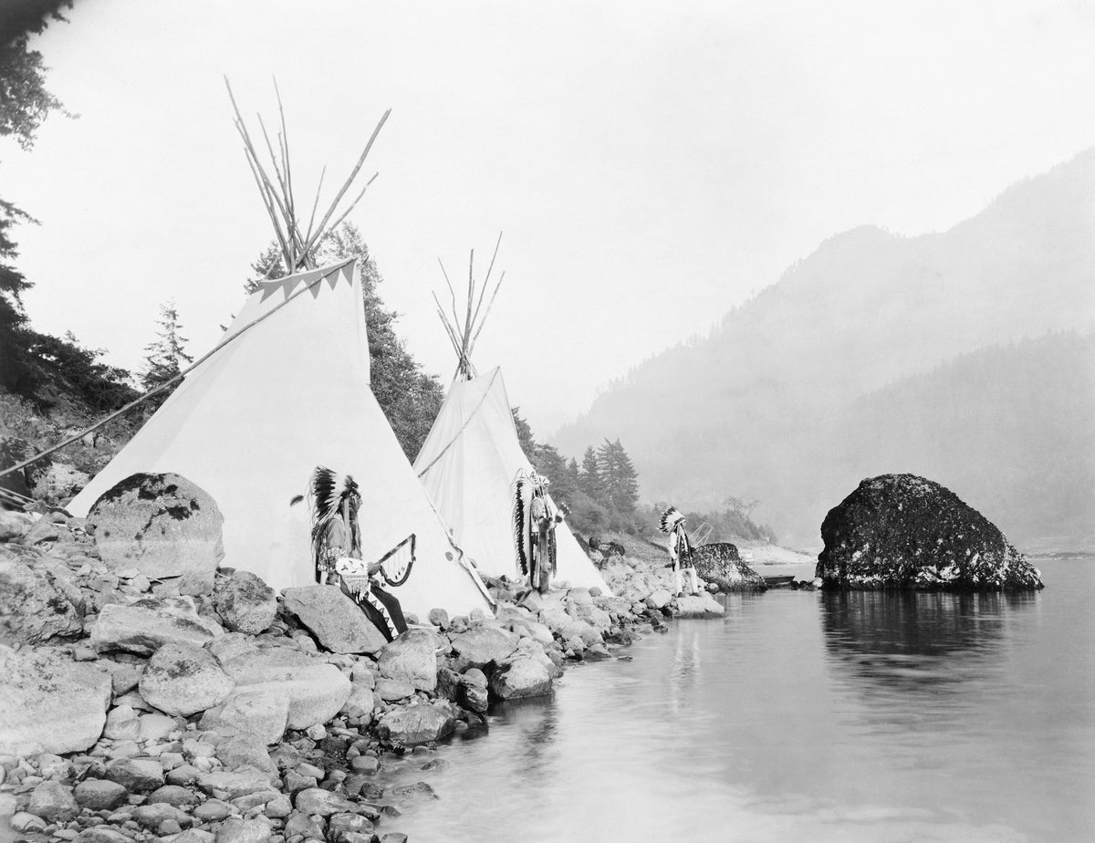 Three unidentified Umatilla men standing on the shore of the Columbia River, circa 1922. Courtesy Library of Congress / #LC-USZ62-115455