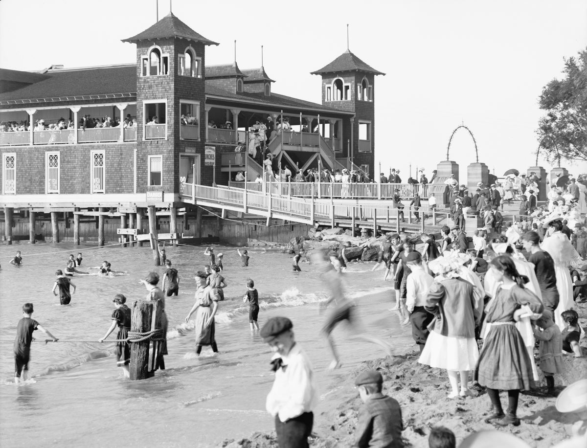 Bathing pavilion at Gordon Park, circa 1899. In 1892 Gordon Park opened as a city playground with facilities for fishing, boating, bathing, and picnicking. Eventually it was joined to Rockefeller Park and Wade Park by a series of bridges. Courtesy Library of Congress, Prints & Photographs Division, Detroit Publishing Company Collection/#LC-DIG-det-4a18630