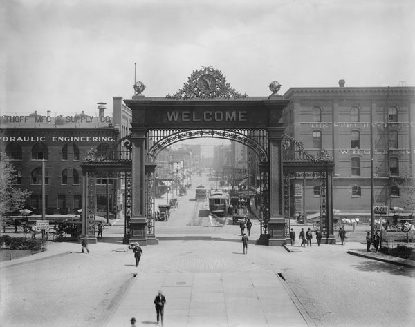 Looking up Seventeenth Street, through the Welcome Arch, from Union Depot, circa 1908. Courtesy Library of Congress, Prints & Photographs Division, Detroit Publishing Company Collection