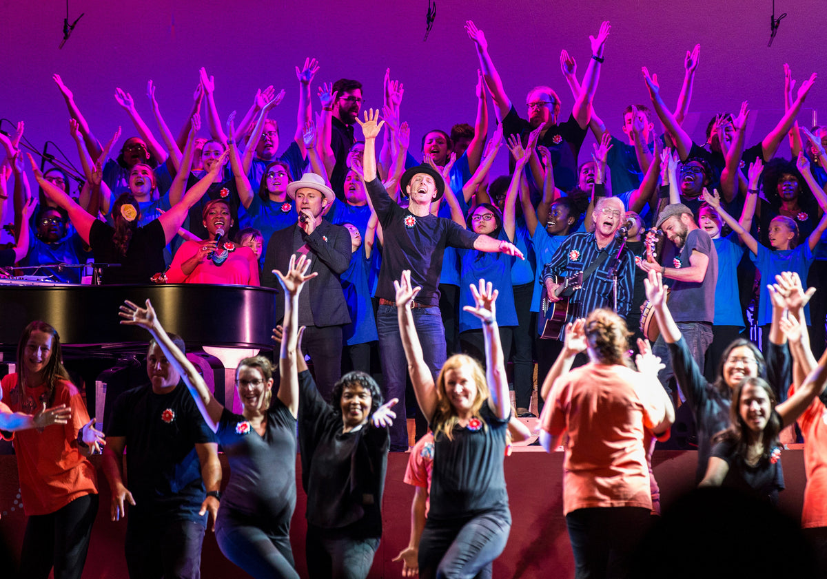 Two-time Grammy Award-winning singer-songwriter Jason Mraz (center), other artists and members of Modern Movement and Singing Hands performing “Daddy Sang Bass” during SPARC’s “LIVE ART: Family” at the Altria Theater in Richmond, June 2, 2019. Courtesy Richmond Times-Dispatch