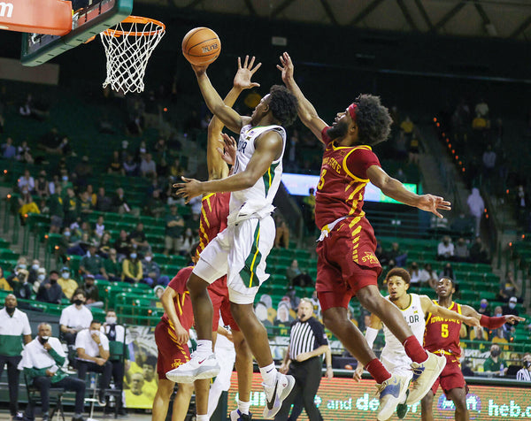 Baylor guard Adam Flagler goes to the rim as Iowa State guard Tre Jackson (right) defends in the second half. Courtesy Rod Aydelotte / Waco Tribune-Herald