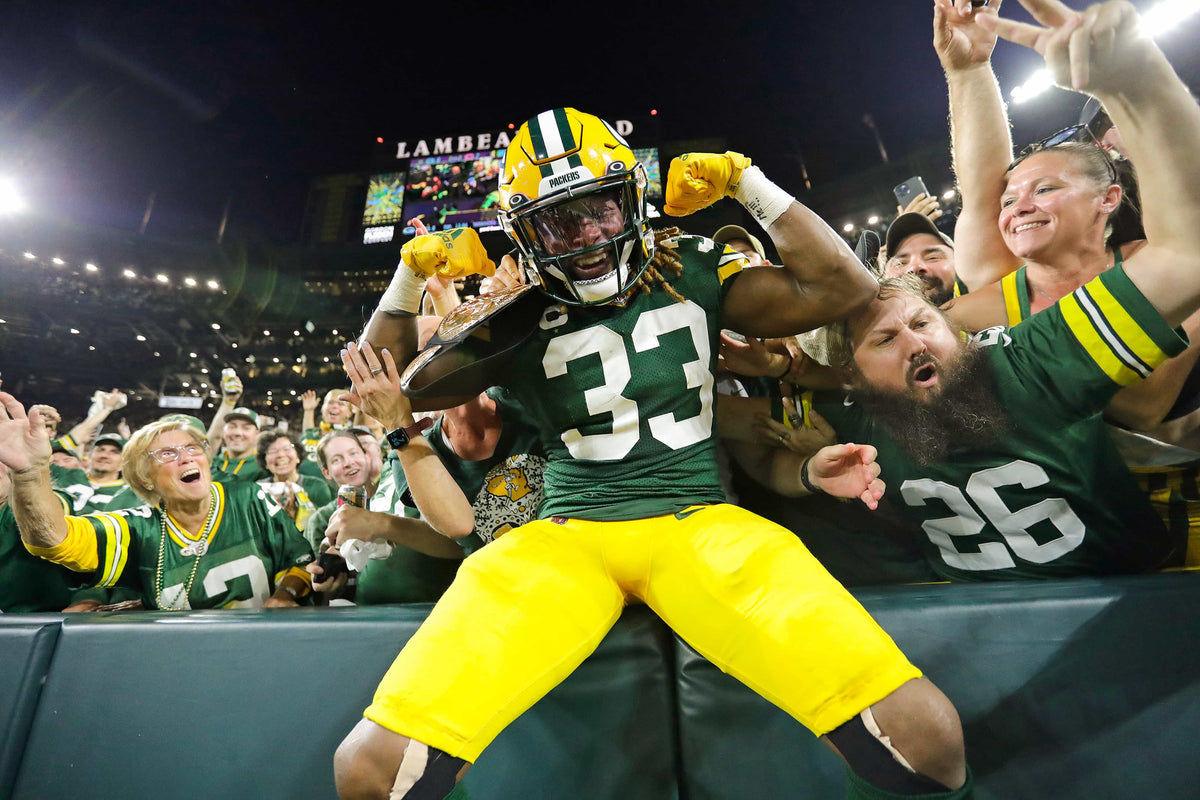 Where Legends Roam: The Greatest Players, Coaches and Teams to Play at Lambeau Field