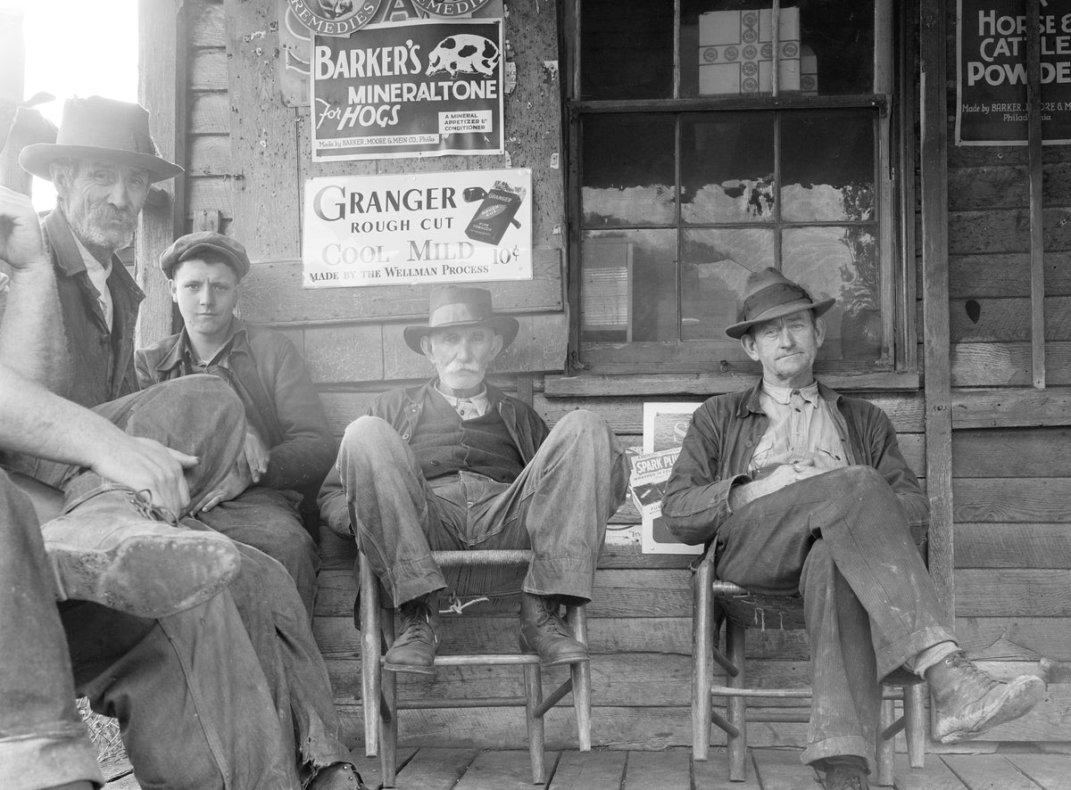 Nethers Post Office, Madison County, October 1935. Courtesy Library of Congress / Farm Security Administration — Office of War Information Photograph Collection / #LC-DIG-fsa-8b26686