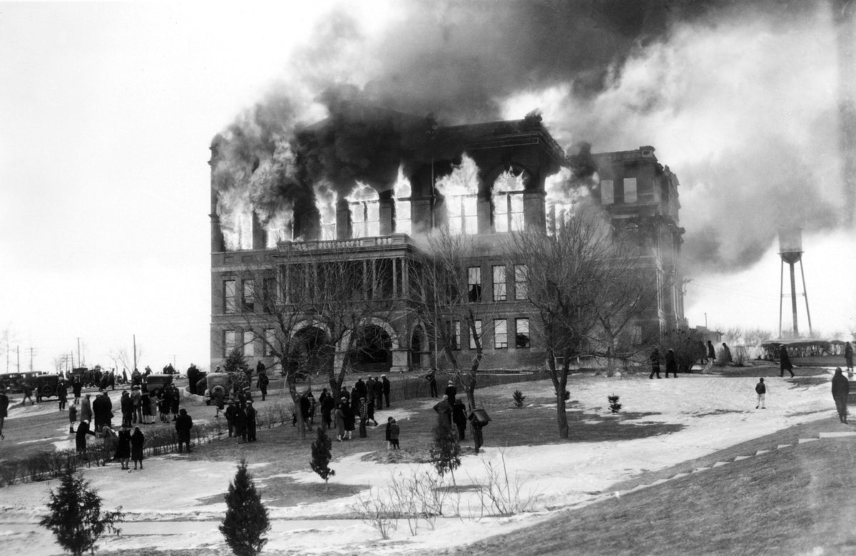The original State Capitol is destroyed by fire, Bismarck, Dec. 28, 1930. Courtesy State Historical Society of North Dakota / #A3522