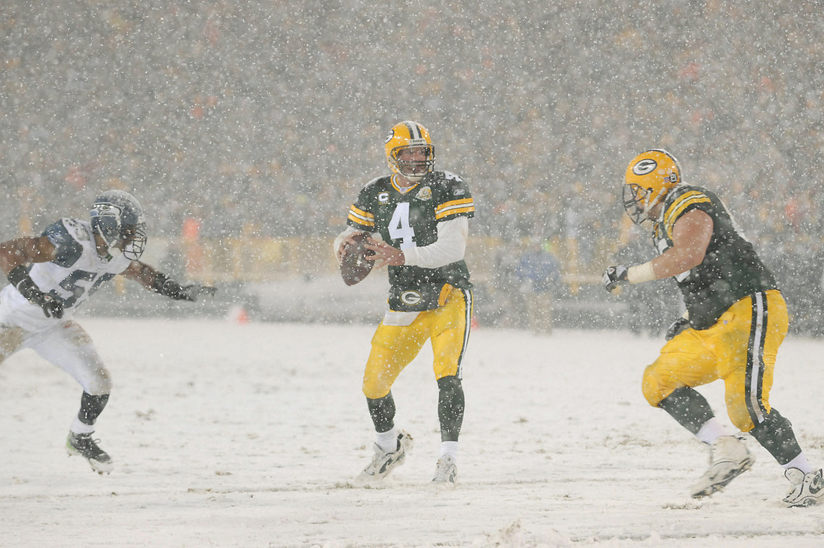 Packers quarterback Brett Favre looks for throwing room in the first half against the Seahawks during the playoff game at Lambeau Field on January 12, 2007. Photo by Corey Wilson/Press-Gazette