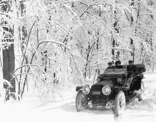 Motorists enjoy a drive on the back roads of Belle Isle on a winter day. Courtesy The Detroit News