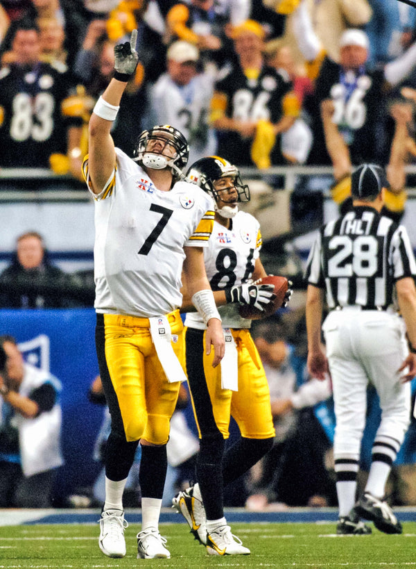 Pittsburgh Steelers Ben Roethlisberger points skyward after Hines Ward scores a touchdown in the fourth quarter against Seattle Seahawks. Steelers won, 21-10, in the  Super Bowl XL on at Ford Field in Detroit, Mich., on Sunday, January 5, 2006. Lake Fong/Post-Gazette