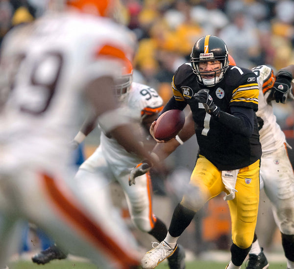 Pittsburgh Steelers quarterback Ben Roethlisberger scrambles up the middle for 30 yards and a touchdown against the Cleveland Browns at Heinz Field in Pittsburgh, Pa., Nov. 11, 2007. Peter Diana/Post-Gazette