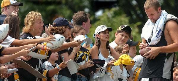 Pittsburgh Steelers quarterback Ben Roethlisberger signs autographs before the final afternoon practice at Saint Vincent Collegee in Latrobe, Pa., Aug. 16, 2007. Peter Diana/Post-Gazette