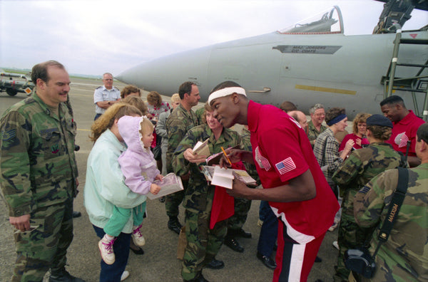 Cliff Robinson signs autographs. Photo by Mike Lloyd / The Oregonian