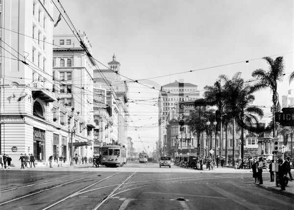 Broadway looking east from 3rd Avenue in downtown San Diego in 1928. It was San Diego’s ceremonial street for parades, civic celebrations, and other big events. The U.S. Grant Hotel, the Holzwasser department store (later Walker Scott), and San Diego Trust and Savings Bank are seen in the left side of the frame. Horton Plaza is pictured at right. San Diego History Center (#2224)