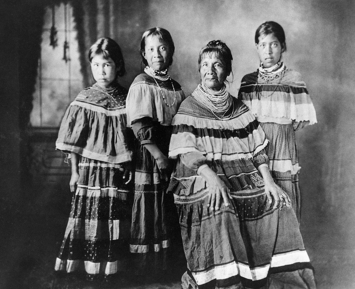 Rosalie Huff, Lena Huff Billie, Annie Jumper Tommie, and Pocahontas Huff Jumper, 1915. Courtesy The Seminole/Miccosukee Archive