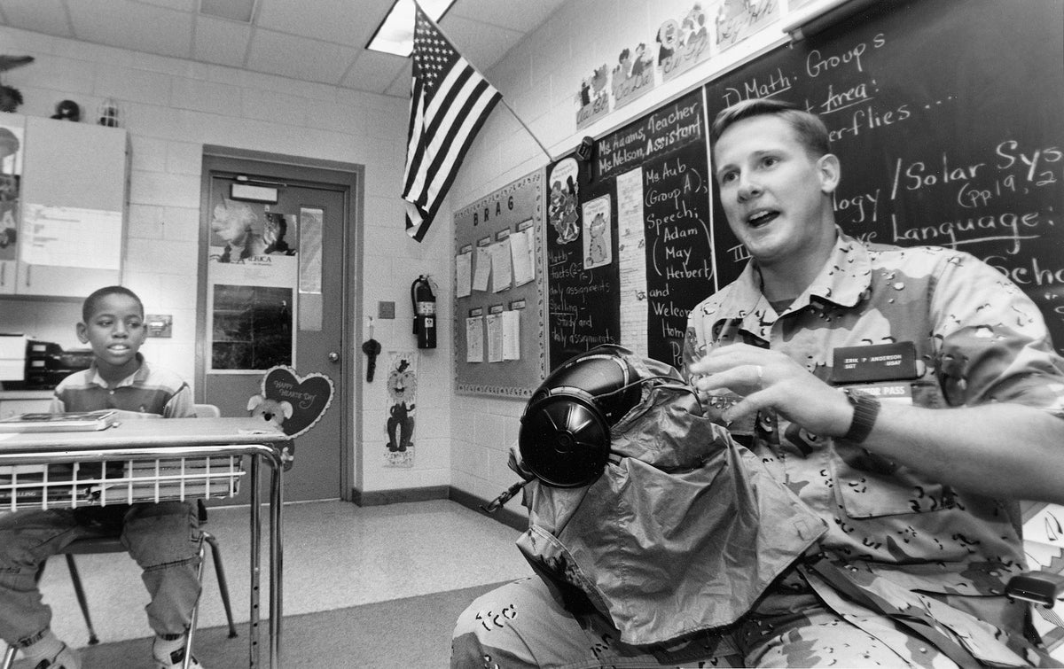 Gulf War veteran Erik Anderson demonstrating a gas mask to students at Delray Beach’s Banyan Creek Elementary School, 1991. Courtesy Boca Raton Historical Society & Museum / #2005.25.829