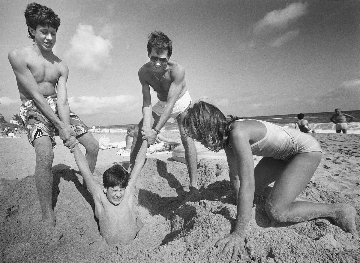 The Kubiak family enjoy a warm Christmas day at Red Reef Park, Boca Raton, 1987. Courtesy Boca Raton Historical Society & Museum / #2005.025.1540