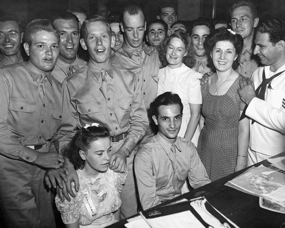 Singers at the Servicemen’s Center, circa 1944. Courtesy Fort Lauderdale Historical Society / #5-38035 / A1987.0072.1500