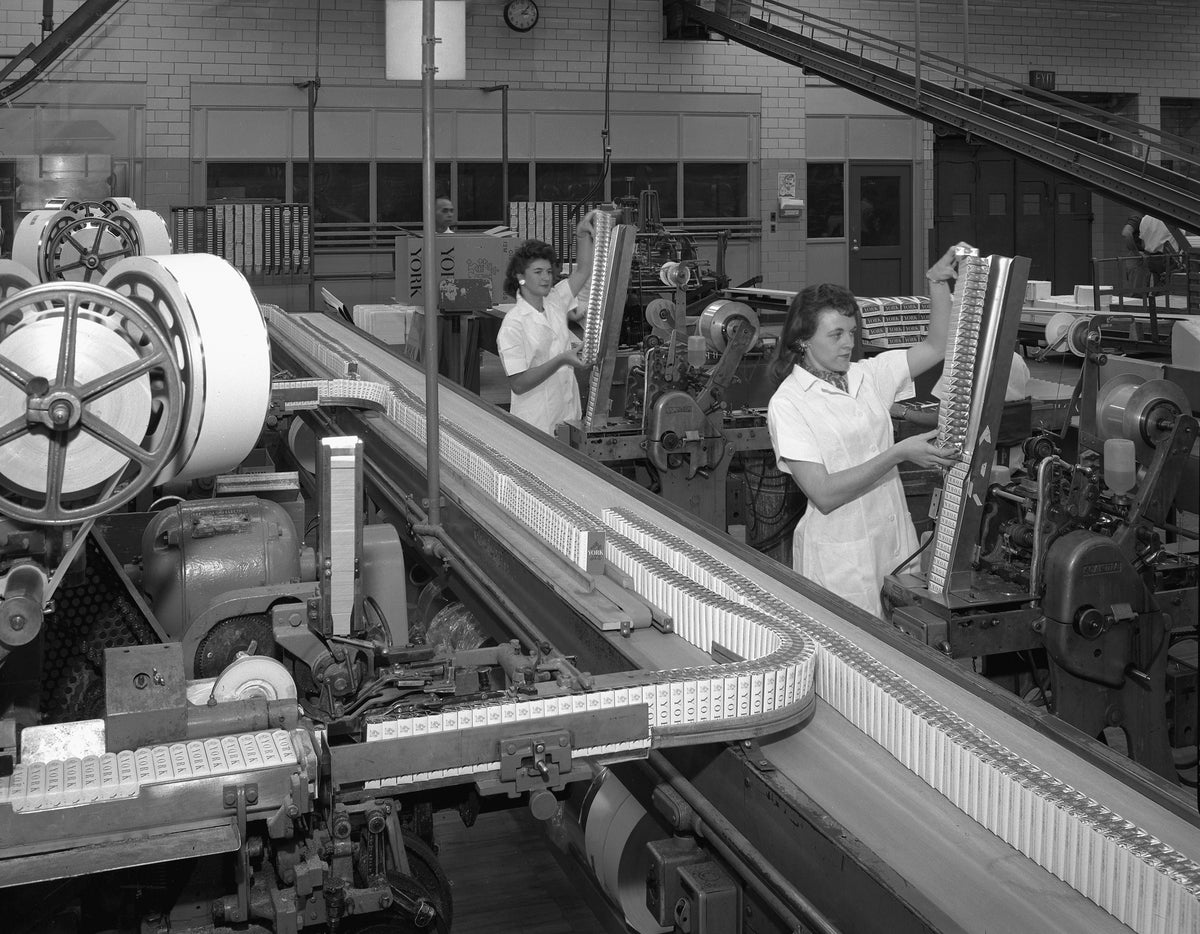 Lorillard factory line, September 28, 1961. Courtesy Carol W. Martin / Greensboro History Museum Collection