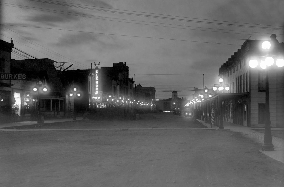Looking north on Center Street toward the courthouse, 1912. Courtesy Bonnie Bitner & Nancy Kidd