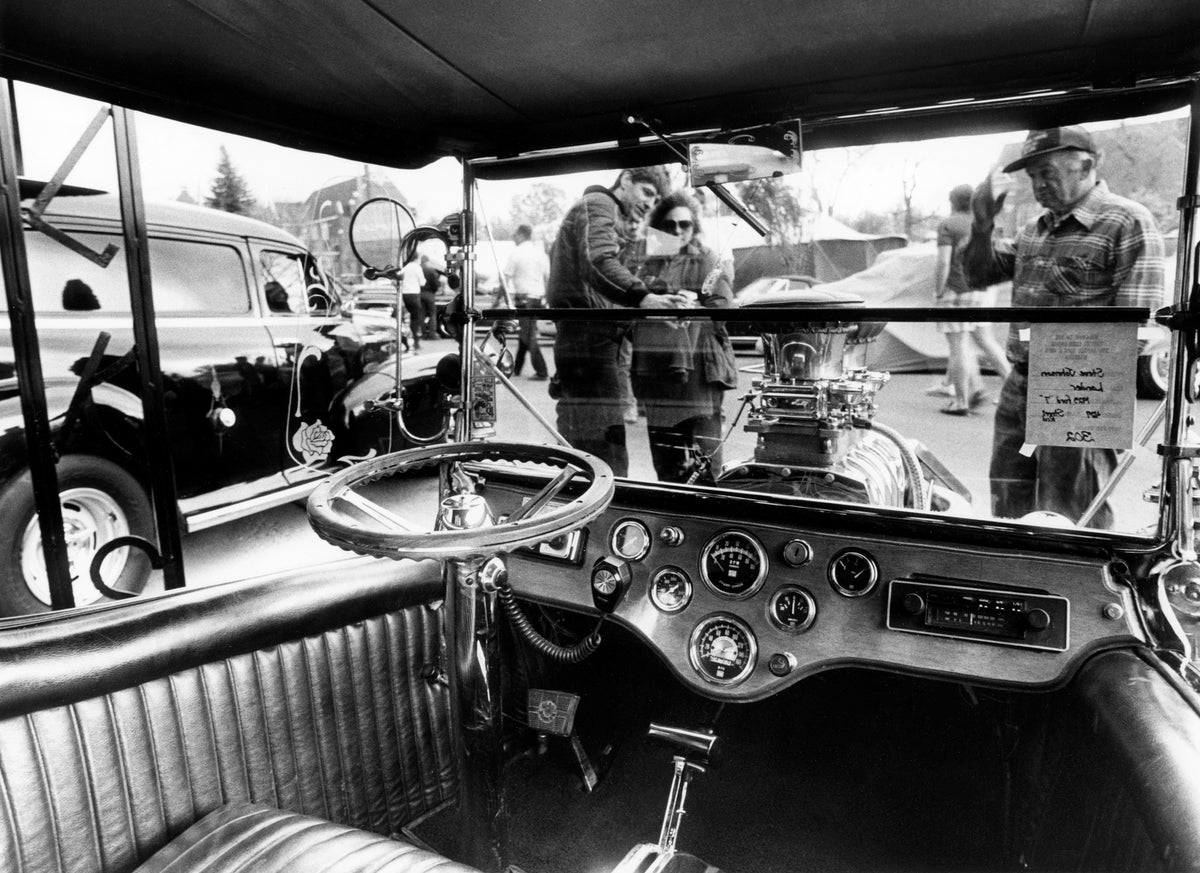 Car enthusiasts checking out a 1923 Ford Model T owned by Steve Johnson in the street rod category at the Elks Car Show, May 2, 1987. Courtesy Casper College Western History Center