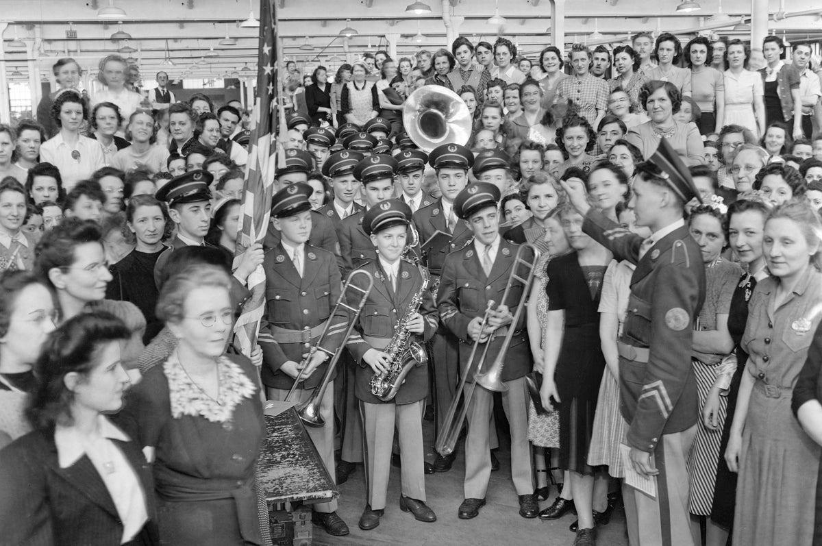 A patriotic rally at 2149 West Fifty-Third Street on April 13, 1942, capped the end of the four hours worked by Joseph & Feiss Company employees to help the “Buy a Bomber for MacArthur” campaign. The St. Ignatius High School Band played for the program. The 2,500 Joseph & Feiss clothing makers were among 5,000 Cleveland area members of the Amalgamated Clothing Workers of America, CIO who contributed half a day’s pay to the campaign. Courtesy Cleveland Public Library/Photograph Collection/#SCL004915