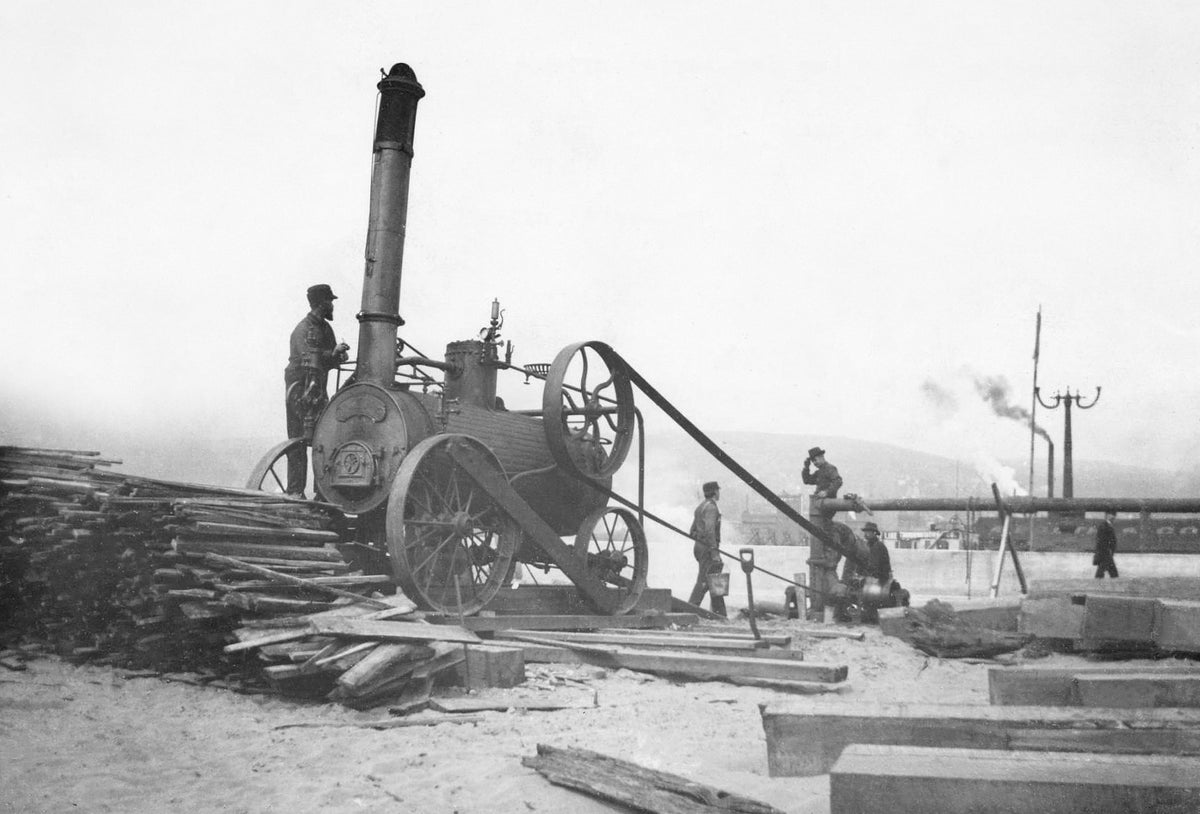 Construction workers in Duluth clearing sand for the foundation of the aerial bridge, circa 1903. Courtesy Northeast Minnesota Historical Collections,  which are on permanent loan to the  Kathryn A. Martin Library from the St. Louis County Historical Society.  Courtesy of Archives and Special Collections, Kathryn A. Martin Library, University of Minnesota Duluth