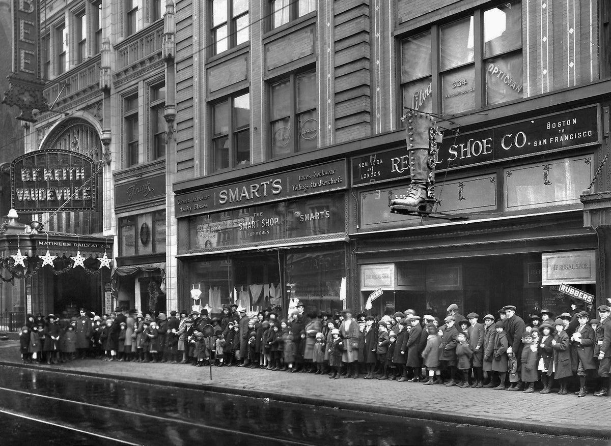 The Albee Theatre on Westminster Street in Providence, February 23, 1923. Hundreds of people (mostly children) lined up regularly to see the Vaudeville shows. Other visible businesses include Smart’s and the Regal Shoe Co. Courtesy The Providence Journal