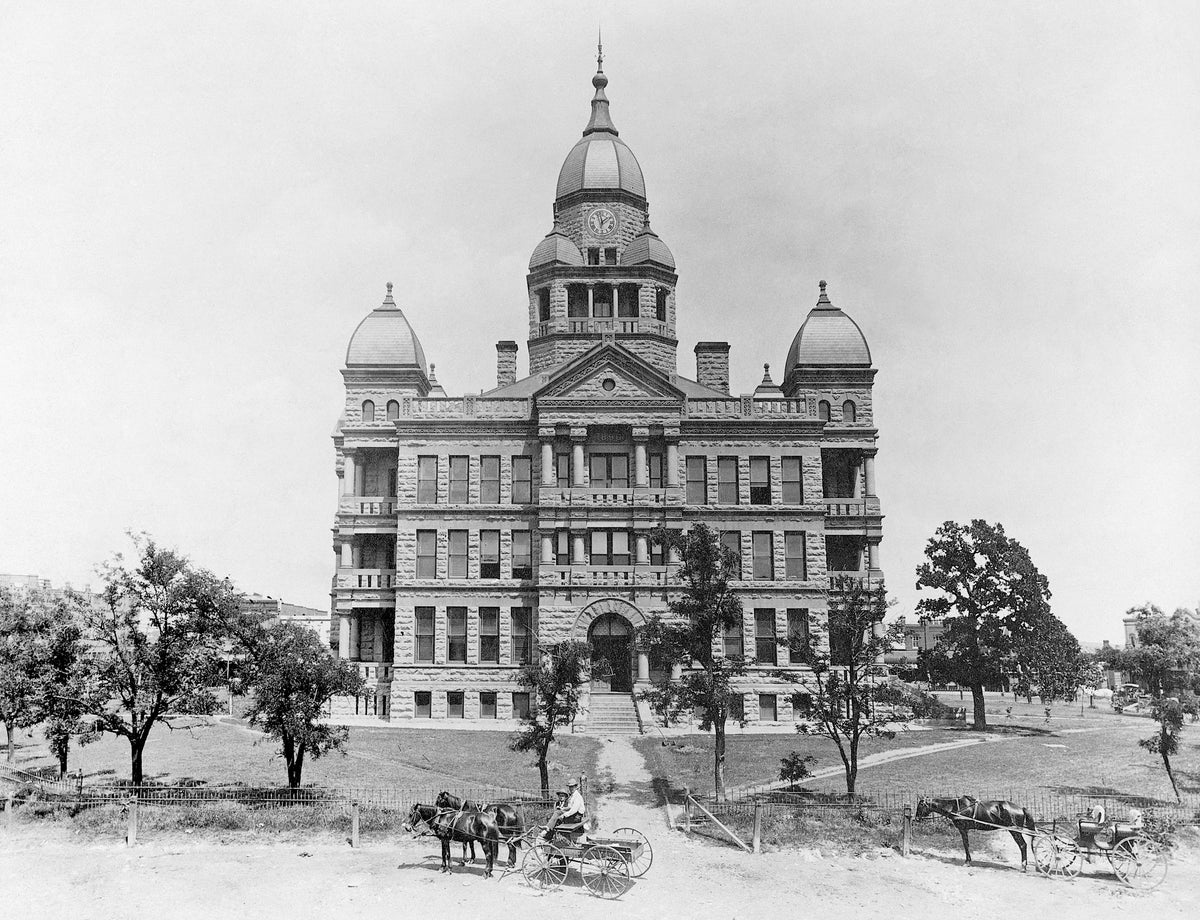 Denton County Courthouse, circa 1905. Courtesy Denton County Office of History and Culture / #99.27.30