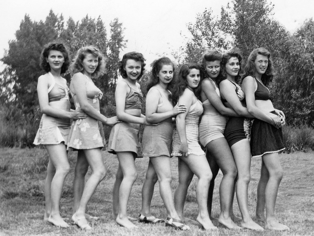 “White collar” girls at the Detroit Ordinance picnic in 1944. Sixth from left is Helen Laskowski. Courtesy Donna Cyrbok