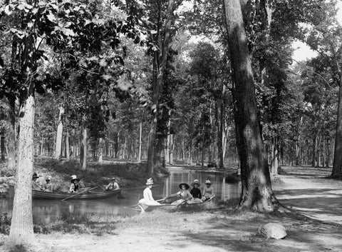 People in rowboats on the Belle Isle Park canal in the late 1800s. The park was designed in the 1880s by Frederick Law Olmstead, who also created New York City’s Central Park. Courtesy Detroit Public Library / #EB02f648