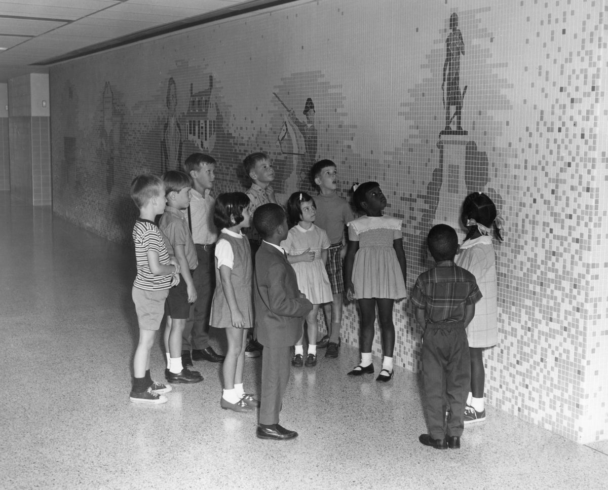 School children viewing a wall mosaic of Hugh Mercer at the Hugh Mercer Elementary school in Fredericksburg, 1969. Courtesy Central Rappannock Heritage Center / #2003-012-P-005-002