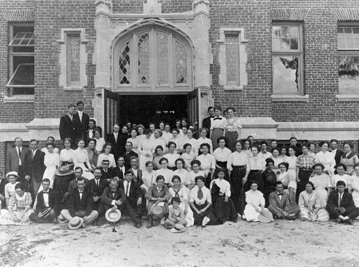 University of Florida College of Education summer school students in front of Peabody Hall, circa 1912. Courtesy University of Florida College of Education