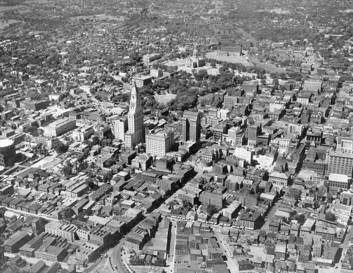 Aerial view of Hartford, circa 1927. Courtesy Connecticut State Library / #Picture Group 400, Hartford Collection 1885-1936, Aerial & General Views, Bridges