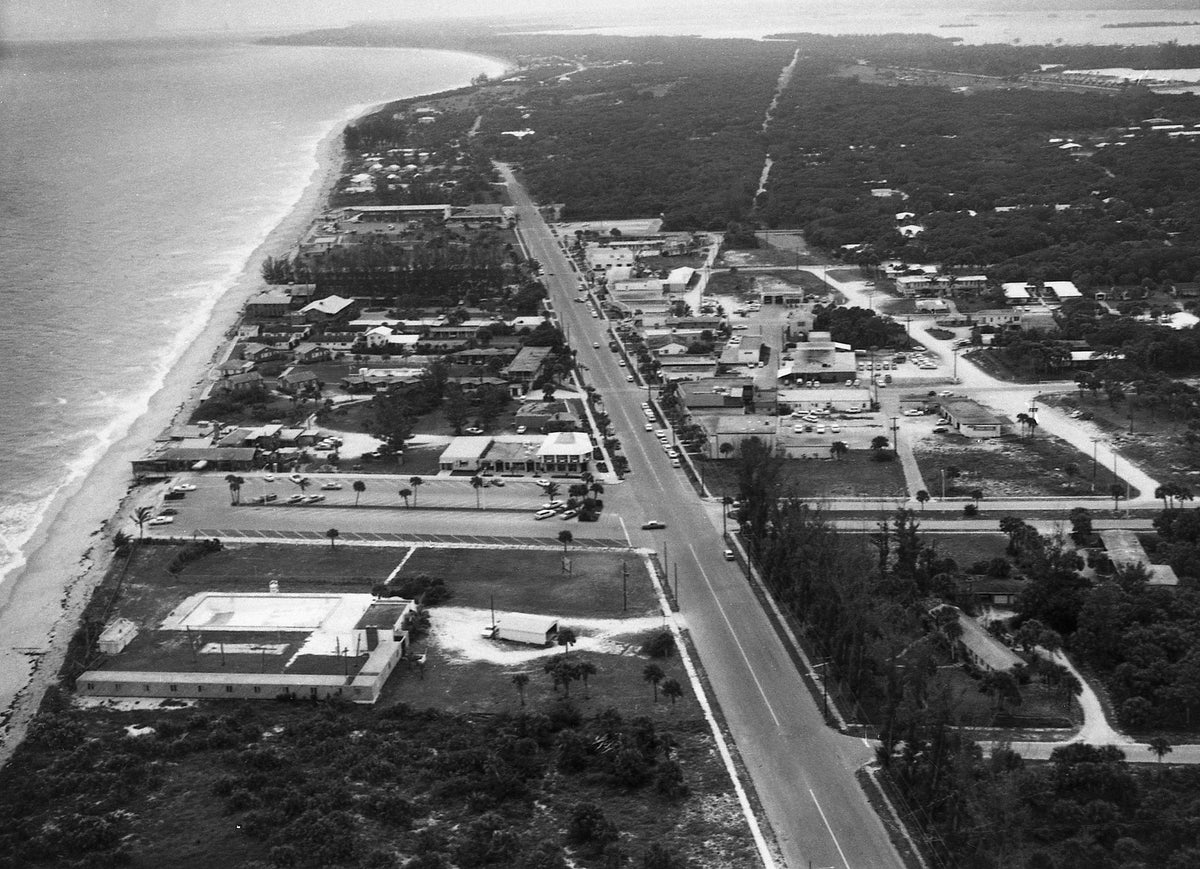 A bird’s-eye view of Sexton Plaza (lower foreground) and Ocean Drive, circa 1955. The building at the southeast end of the plaza is Ocean Grill. A large swimming pool is visible at the plaza’s north end. Courtesy Indian River County Historical Society Collection, Archive Center, Indian River County Main Library
