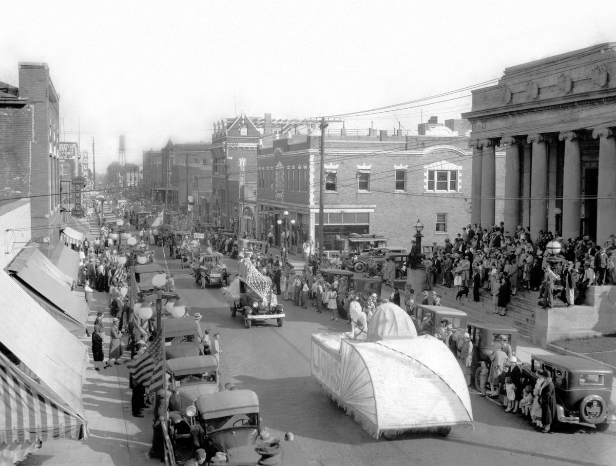 A parade going down Walnut Street in Murphysboro, circa 1930. Courtesy Jackson County Historical Society