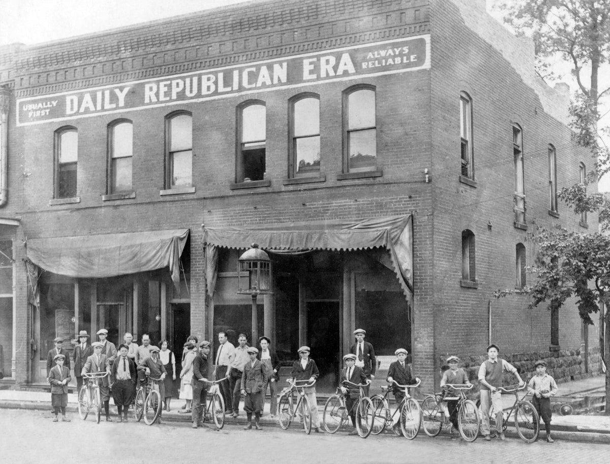 Carriers outside the Daily Republican Era in Murphysboro, 1924. Courtesy Jackson County Historical Society