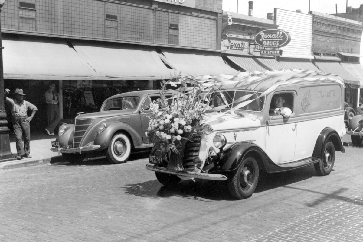 The Ihle Florists truck in a parade on Walnut Street in Murphysboro, circa 1938. Courtesy Jackson County Historical Society
