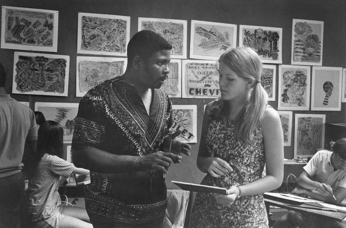 Mary Washington College art professor Johnny P. Johnson speaking with student Karen Gustafsen, Fredericksburg, 1963. Courtesy University of Mary Washington, Special Collections & University Archives.